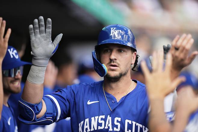 <yonhap photo-1069="">최근 홈런을 폭발시키고 있는 캔자스시티 비니 파스콴티노. [AP=연합뉴스]</yonhap>