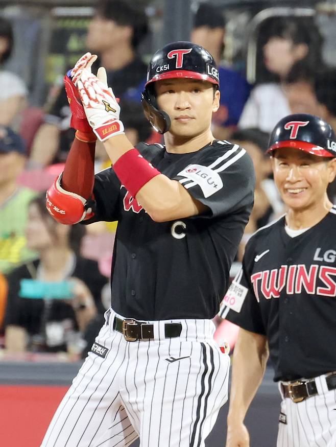 12일 오후 수원 KT위즈파크에서 열린 2025 프로야구 LG와 KT 경기. LG 박해민이 5회 선취 1타점 날리고 기뻐하고 있다. 수원=정시종 기자 capa@edaily.co.kr /2025.08.12.