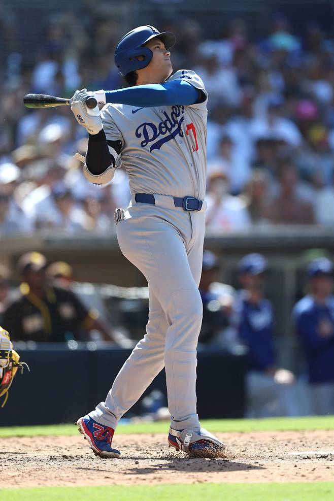 <yonhap photo-2535=""> SAN DIEGO, CALIFORNIA - AUGUST 24: Shohei Ohtani #17 of the Los Angeles Dodgers connects for a solo homerun during the ninth inning of a game against the San Diego Padres at Petco Park on August 24, 2025 in San Diego, California. Sean M. Haffey/Getty Images/AFP (Photo by Sean M. Haffey / GETTY IMAGES NORTH AMERICA / Getty Images via AFP)/2025-08-25 07:49:14/ <저작권자 ⓒ 1980-2025 ㈜연합뉴스. 무단 전재 재배포 금지, AI 학습 및 활용 금지></yonhap>