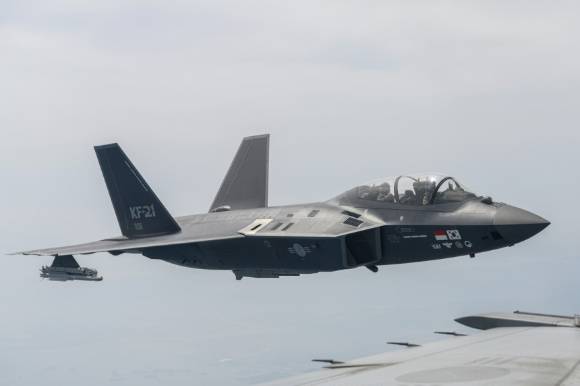 KF-21 비행 모습. [사진=KAI]