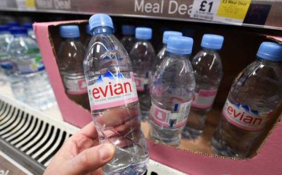 에비앙이 불법 정수 과정을 거친 생수라는 사실이 알려지자 큰 파문이 일고 있다. [사진=연합뉴스]