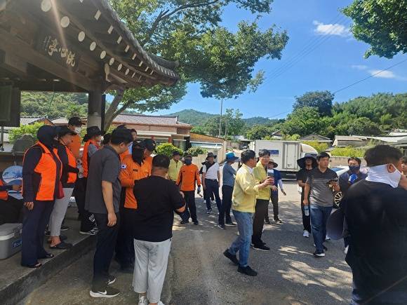 지난 24일 전남 무안군 관계자들이 실종 치매 환자를 찾기 위해 수색 작업을 펼치고 있다. [사진=무안군]