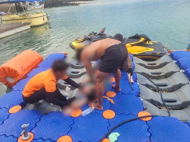 신흥해변에서 물에 빠진 60대가 인근에 있던 민간 구조대원에 의해 구조된 모습 (제주해경서 제공)
