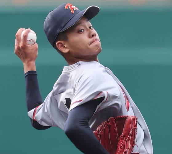 지난 13일 일본 한신고시엔구장에서 1회전을 역전승으로 이끈 교토국제고 니시무라 잇키 투수.사진=지지통신