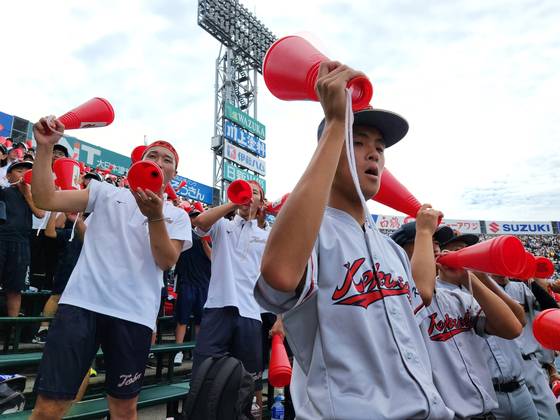 지난 13일 일본 한신고시엔구장에서 교토대회 결승에서 교토국제고에 패한 도바고 선수들이 함께 응원하고 있다. 오누키 도모코 특파원