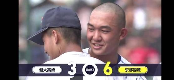 지난 13일 경기가 끝난 직후 맞붙었던 겐다이타카사키고 에이스와 포용하는 교토국제고 니시무라 잇키 투수(왼쪽). 버추얼 고교야구 캡처