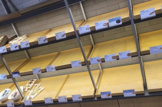 지난 20일 매대가 텅빈 파리바게뜨의 한 매장. 사진 SNS 캡처