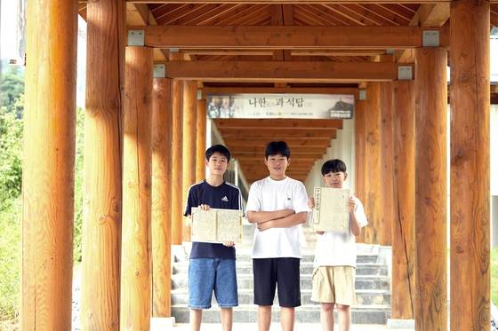 이서준·고일재·변우빈(왼쪽부터) 학생기자가 『조선왕조실록』의 제작 과정과 보관법을 알아봤다. 소중 학생기자단이 들고 있는 건 『중종실록』의 일부.