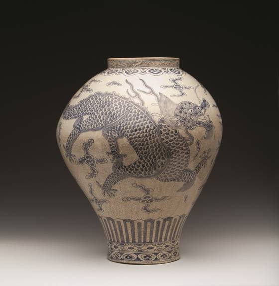 백자청화오조룡문호(白磁靑畵五爪龍文壺). 조선시대 왕실에서 사용하던 의례용 대호다. [사진 더프리마]