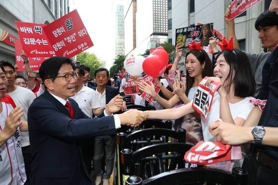 국민의힘 당 대표 선거 결선에 진출한 김문수, 장동혁(가나다순) 후보가 23일 오후 서울 채널A 광화문 스튜디오에서 결선 투표를 앞두고 방송토론회를 가졌다. 김 후보와 장 후보는 24일부터 이틀동안 진행되는 당원 투표와 여론 조사를 거쳐, 26일 최종 당대표를 선출한다. 국회사진기자단