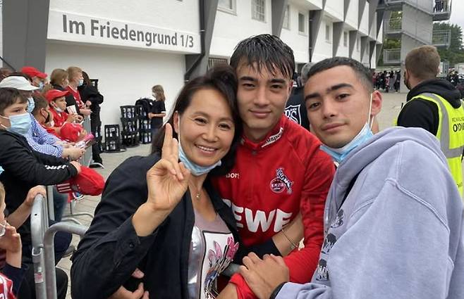 카스트로프(가운데)와 어머니 안수연씨. [사진 안수연]