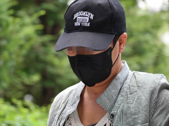 남편의 신체 중요 부위를 절단해 살해하려 한 혐의를 받는 50대 여성이 지난 2일 구속 전 피의자 심문(영장실질심사)이 열리는 인천지법에 들어서고 있다. 연합뉴스