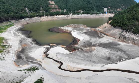 지난 24일 강원 강릉시 주요 상수원인 오봉저수지와 일대 하천의 바닥이 드러나 있다. 뉴스1