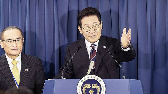 이재명 대통령과 위성락 국가안보실장이 24일(현지시간) 일본 도쿄 하네다공항 이륙 뒤 한미 정상회담을 위해 미국 워싱턴DC로 향하는 공군 1호기 기내에서 기자간담회를 하고 있다. 김현동 기자