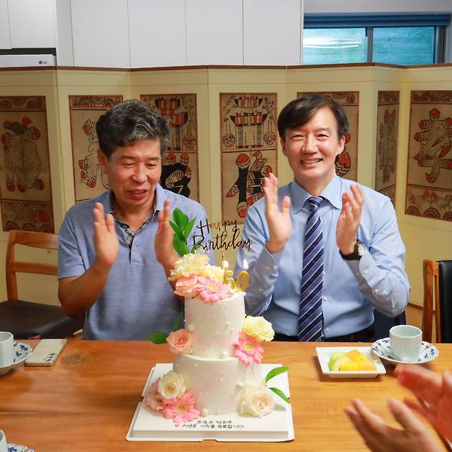 어제(24일) 문재인 전 대통령이 마련한 백원우 전 민정비서관(왼쪽)과 조국 전 조국혁신당 대표(오른쪽)의 환갑 잔치. (사진 출처: 황현선 조국혁신당 사무총장 페이스북)