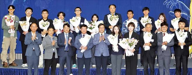 지난해 10월 개최된 ‘2024 국가자격 취득자 우수사례 공모전 시상식’에서 천학기 한국산업인력공단 능력평가이사가 수상자들과 기념촬영을 하고 있다. /한국산업인력공단 제공