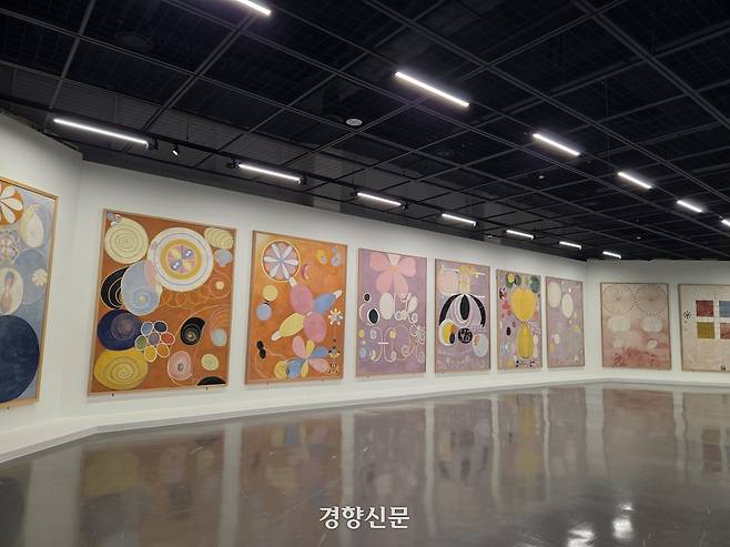 부산 사하구 부산현대미술관에 전시 중인 힐마 아프 클린트의 ‘10점의 대형 그림’ 연작. 부산 | 윤승민 기자