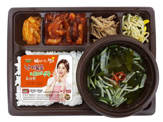 Cucumber naengguk is served with stir-fried octopus in a lunch box. [JOONGANGILBO]