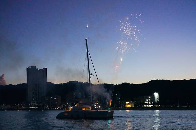 야간 운항에 나선 요트 모습. 울진군 제공