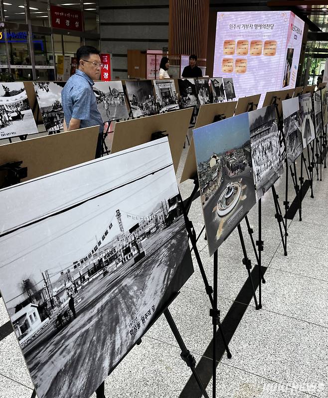 9월 4일까지 원주시청 1층 로비에서 ‘시 승격 70주년 기념 사진전’이 열리는 가운데 25일 시민들이 사진을 관람하고 있다. 윤수용 기자