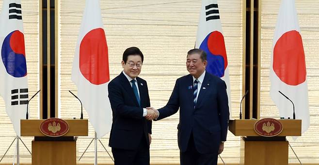 이재명 대통령과 이시바 시게루 일본 총리가 23일 일본 도쿄 총리 관저에서 한일 정상 공동 언론 발표를 마친 뒤 악수하고 있다. 연합뉴스