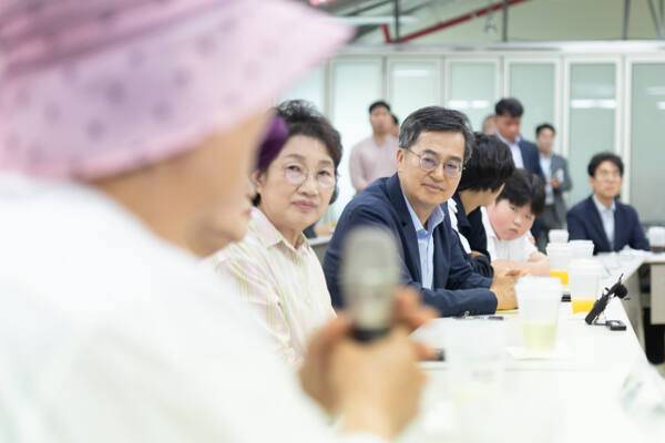 김동연 경기도지사(가운데)가 지난 6월 경기도 파주시 캠프 그리브스에서 대성동 마을 주민들과 차담회를 열고 주민들의 의견을 경청하고 있다. 연합뉴스