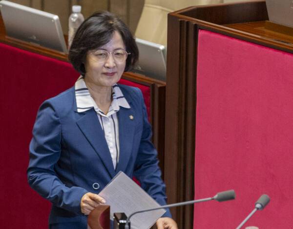 지난 21일 서울 여의도 국회 본회의에서 의원 투표로 국회 법제사법위원장에 선임된 더불어민주당 추미애 의원이 감사 인사를 하기 위해 발언대로 이동하고 있다. 연합뉴스