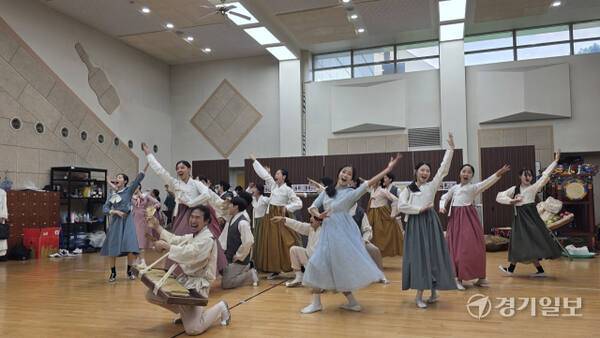 수원시립공연단 광복80주년 뮤지컬 ‘향화’ 공개 시연회 한 장면. 극 중에는 전통과 현대가 공존하는 1910년대 시대 모습을 경험할 수 있는 다양한 의상이 눈을 사로잡는다. 이나경기자