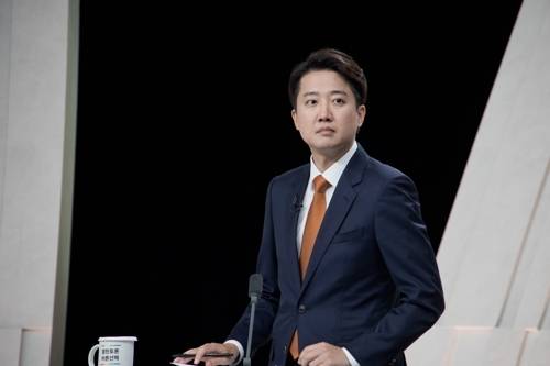 이준석 개혁신당 대선 후보가 지난 5월 27일 서울 마포구 상암동 MBC 스튜디오에서 열린 정치 분야 TV토론회를 준비하는 모습. [사진 출처 = 국회 사진기자단, 연합뉴스]