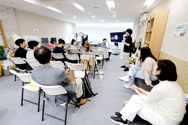 기업은행이 창의·혁신 아이디어를 보유한 소상공인을 발굴해 AI(인공지능)·SNS(사회관계망서비스) 마케팅 홍보 등의 교육과 후속 성장을 지원하는 프로그램 '희망나눔 플러스' 이 진행되는 모습.