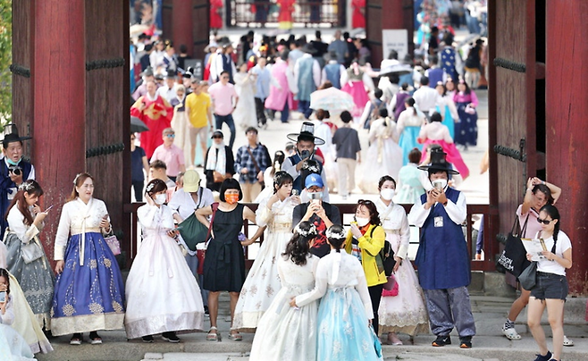 서울 경복궁이 한복을 입은 외국인 관광객으로 붐비고 있다 / 사진=매경 DB
