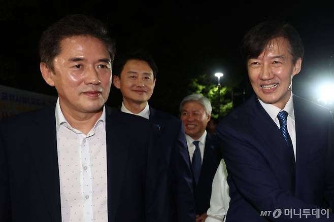 [서울=뉴시스] 배훈식 기자 = 조국 전 조국혁신당 대표가 15일 오전 서울 구로구 서울남부교도소에서 광복절 특사로 출소하며 한 기자와 악수하고 있다. (공동취재) 2025.08.15. photo@newsis.com /사진=