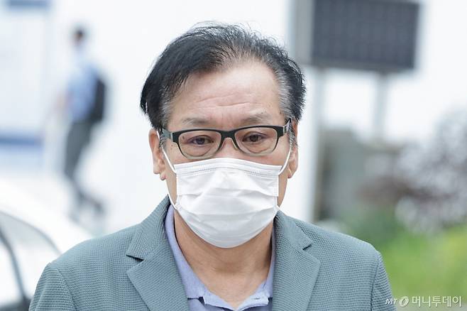 김건희 여사와 친분을 이용해 각종 청탁을 받은 의혹이 제기된 건진법사 전성배 씨가 21일 서울 종로구에 마련된 민중기 특별검사팀(김건희 특검팀) 사무실로 향하고 있다.  /사진=머니투데이 DB