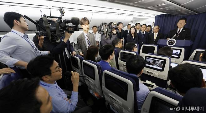 [워싱턴=뉴시스] 고범준 기자 = 이재명 대통령이 24일(현지 시간) 한일정상회담을 마치고 일본 도쿄에서 미국 워싱턴DC로 향하는 공군1호기에서 기내 기자간담회를 하고 있다. 2025.08.25. bjko@newsis.com /사진=