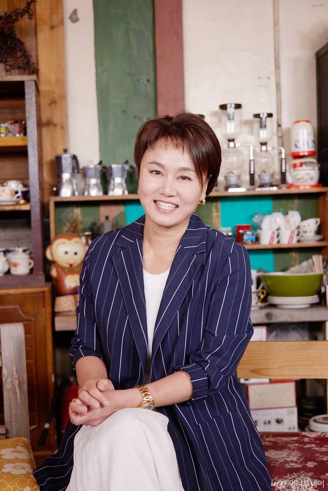 코미디언 이경실이 30일 오전 온라인 생중계로 진행된 TV조선 새 예능 '여행의 맛' 제작발표회에 참석해 포즈를 취하고 있다.  개그계 대표 30년 지기 '조동아리' 3인방과 매콤 입담의 원조 '센 언니' 3인방의 여행 리얼 버라이어티 '여행의 맛'은 오늘(30일) 첫 방송된다. /사진제공=TV조선 2022.09.30