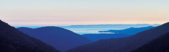 내연산 청하골 협곡 벼랑에 U자 모양의 스카이워크를 놓아 만든 ‘소금강 전망대’에서 바라본 포항 바다.