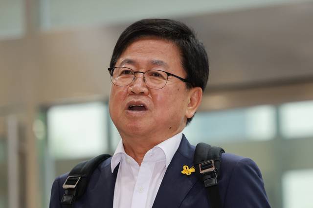 최교진 사회부총리 겸 교육부 장관 후보자가 14일 인사청문회 준비 사무실이 마련된 서울 영등포구 여의도 한국교육시설안전원으로 출근하며 취재진 질문에 답하고 있다. 연합뉴스