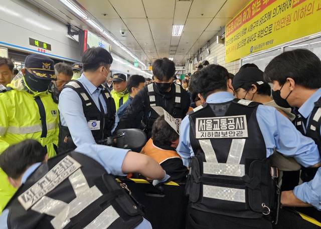 지난 4월 서울 혜화역 승강장에서 선전전을 벌이던 전국장애인차별철폐연대(전장연) 회원들이 서울교통공사 지하철보안관들에 의해 강제 퇴거당하고 있다. 연합뉴스