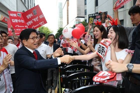 국민의힘 당 대표 선거 결선에 진출한 김문수, 장동혁(가나다순) 후보가 23일 오후 서울 채널A 광화문 스튜디오에서 결선 투표를 앞두고 지지자들과 악수하고 있다. 국회사진기자단