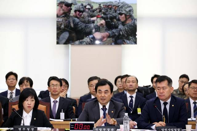 안규백 (앞줄 가운데)국방부 장관이 25일 오후 서울 여의도 국회에서 열린 국방위원회 전체회의에서 의원의 질의에 답변하고 있다. 뉴시스 제공