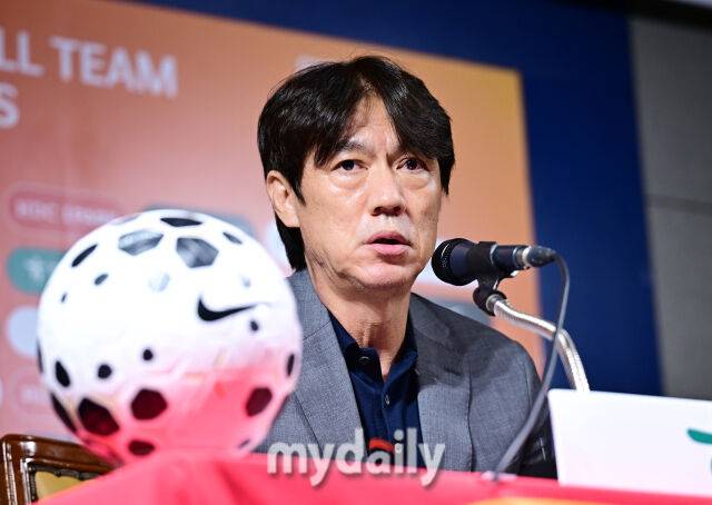 25일 서울 종로구 대한축구협회에서 진행된 9월 A매치 미국·멕시코와의 원정 평가전 2연전 축구 국가대표팀 명단을 발표.홍명보 축구 대표팀 감독이 명단을 발표하고 있다./축구회관=한혁승 기자