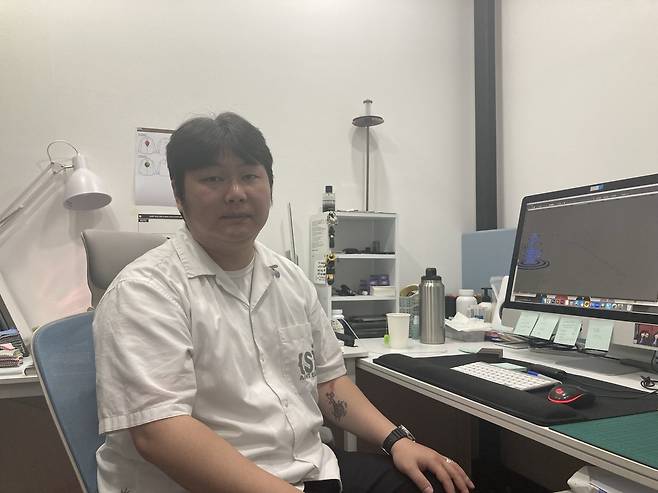 김영후 ‘세인트 이고’ 대표 디자이너가 자신의 작업실에서 일하고 있다. 손인규 기자