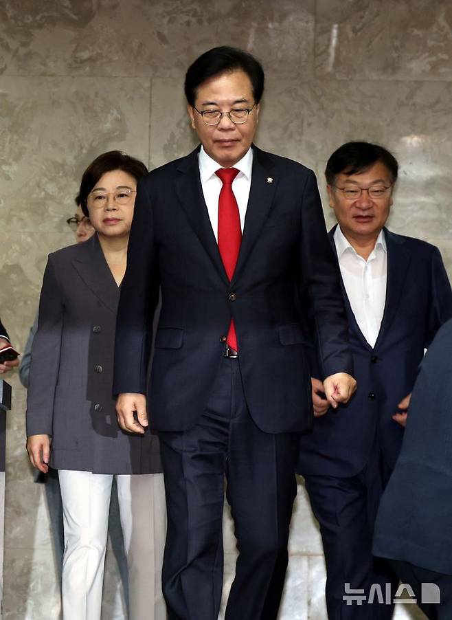 [서울=뉴시스] 조성봉 기자 = 송언석 국민의힘 비상대책위원장 겸 원내대표가 25일 오전 서울 여의도 국회에서 열린 의원총회에 참석하고 있다. 왼쪽부터 김정재 정책위의장, 송 비대위원장, 정점식 사무총장. 2025.08.25. suncho21@newsis.com