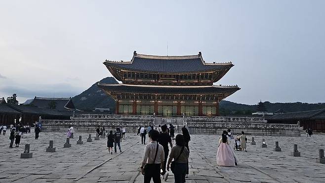 [서울=뉴시스] 2025년 상반기 경복궁 야간관람 현장 (사진=국가유산청 제공) 2025.08.25. photo@newsis.com *재판매 및 DB 금지