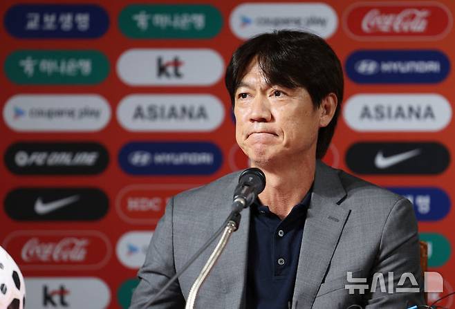 [서울=뉴시스] 김진아 기자 = 홍명보 축구대표팀 감독이 25일 서울 종로구 축구회관에서 2026 국제축구연맹(FIFA) 북중미 월드컵을 대비한 9월 A매치 명단을 발표를 마친 뒤 취재진의 질문에 답하고 있다. 홍명보호는 내달 7일 오전 6시 미국 뉴저지주 해리슨의 스포츠일러스트레이티드 스타디움에서 미국을 상대한 뒤, 10일 오전 10시 미국 테네시주 내슈빌의 지오디스파크에서 멕시코와 격돌한다. 2025.08.25. bluesoda@newsis.com
