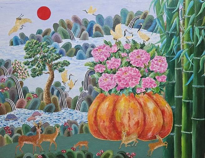 [서울=뉴시스]부산 지역 대표 중견화가 박도희 작가가 다음달 3일부터 8일까지 서울 종로구 인사아트센터에서 개인 전시회를 개최한다. '호박, 생의 연가(戀歌)를 품다'를 주제로 한 이번 전시회에는 늙은 호박의 겉과 주변에 십장생도를 그려넣은 작품 30여점을 선보인다. (사진 = 본인 제공) 2025.08.25. photo@newsis.com  *재판매 및 DB 금지