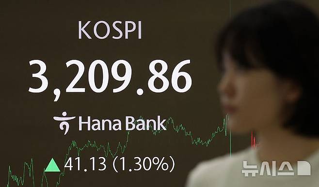 [서울=뉴시스] 김선웅 기자 = 코스피가 전 거래일(3168.73)보다 41.13포인트(1.30%) 오른 3209.86에 거래를 마친 25일 오후 서울 중구 하나은행 본점 딜링룸에서 딜러가 업무를 수행하고 있다. 2025.08.25. mangusta@newsis.com