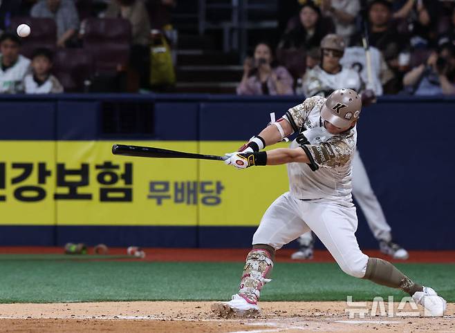 [서울=뉴시스] 배훈식 기자 = 24일 오후 서울 구로구 고척스카이돔에서 열린 2025 신한 쏠뱅크 KBO리그 키움 히어로즈와 기아 타이거즈의 경기, 3회말 1사 만루 상황에서 키움 최주환이 2타점 동점 적시타를 날리고 있다. 2025.06.24. dahora83@newsis.com