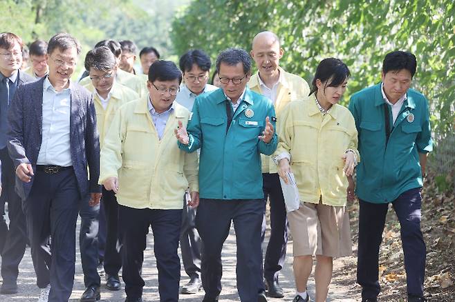 강릉시는 지난 22일 김성환 환경부 장관이 오봉저수지를 방문해 가뭄 상황을 점검하는 자리에서 시의 대응 현황을 브리핑하고 향후 정부 지원 사항을 건의했다. 강릉시 제공