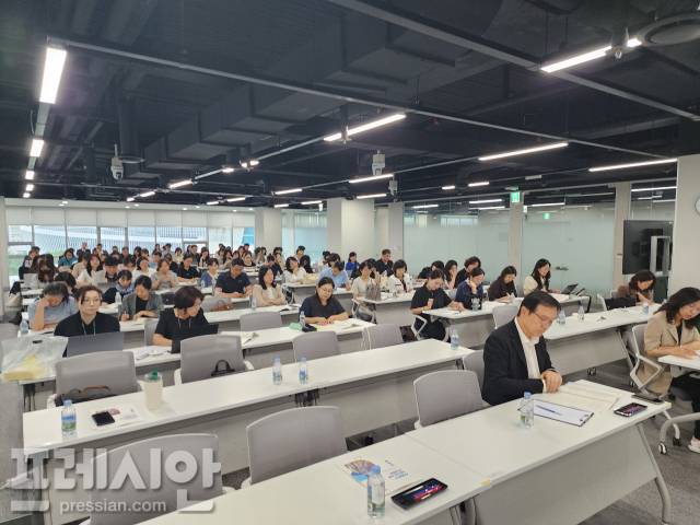 ▲25일 경기도교육청이 개최한 ‘수행평가 현장 의견 수렴 2차 토론회’가 진행 중인 모습. ⓒ프레시안(전승표)